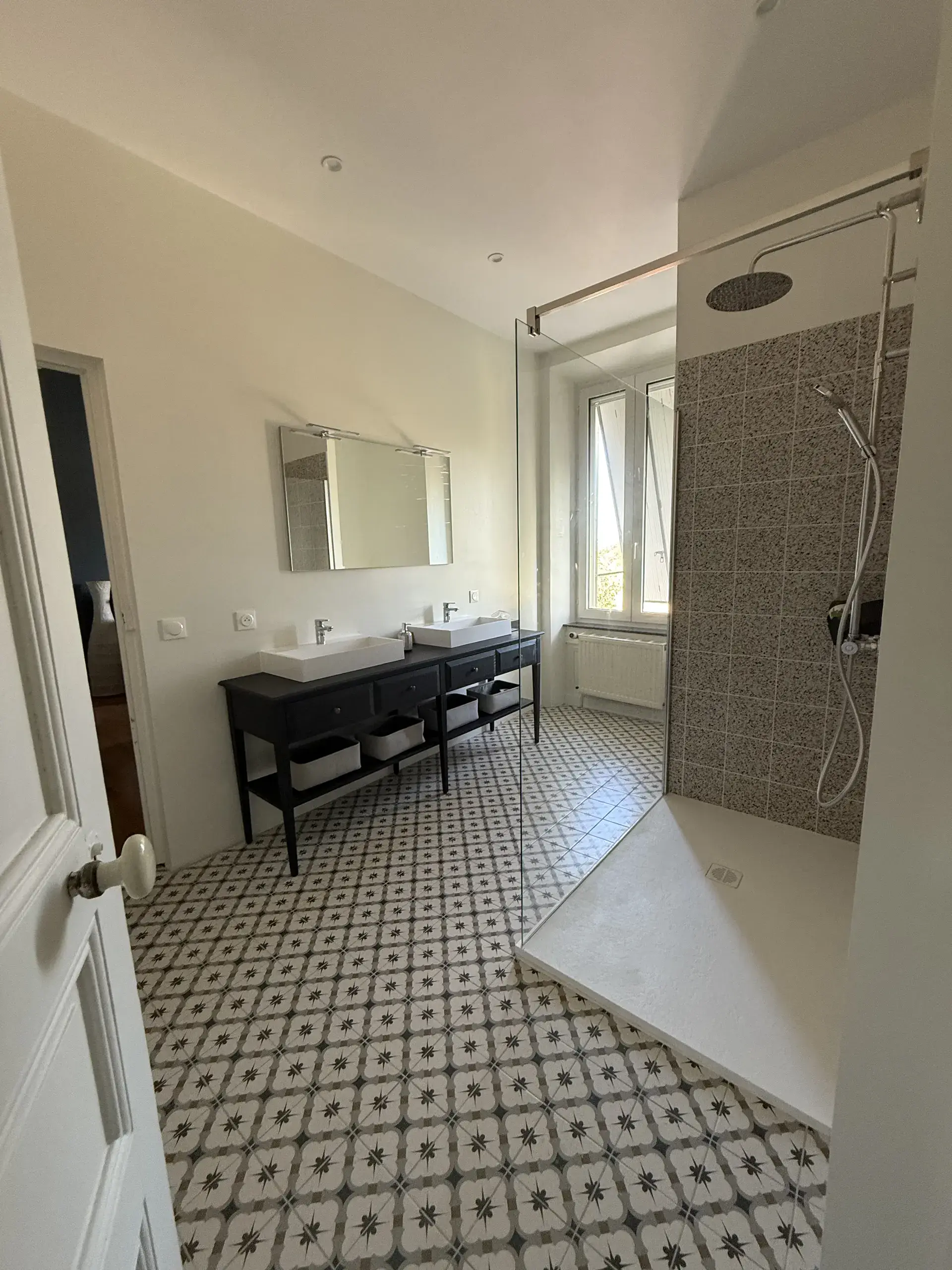 Salle de bain rénovée avec douche à l'italienne